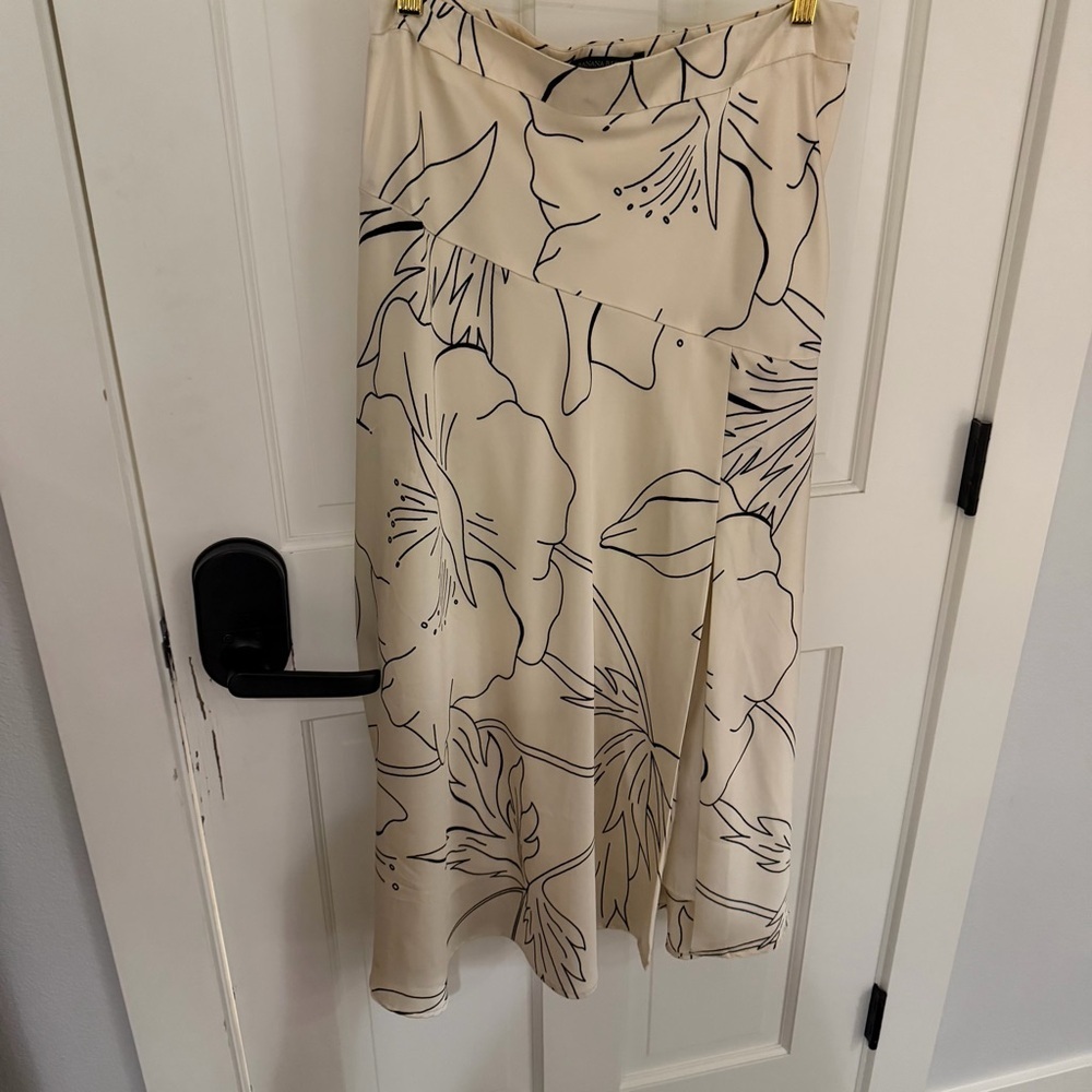 Banana Republic Cream and Black Floral A-Line Skirt - Picture 4 of 5